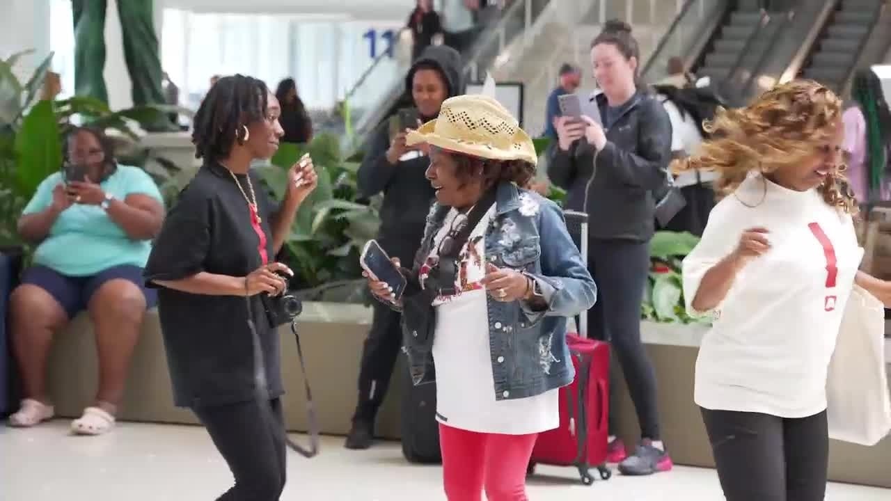 Толпы на Essence Festival заполняют Новый Орлеан, тысячи людей прибывают на праздник