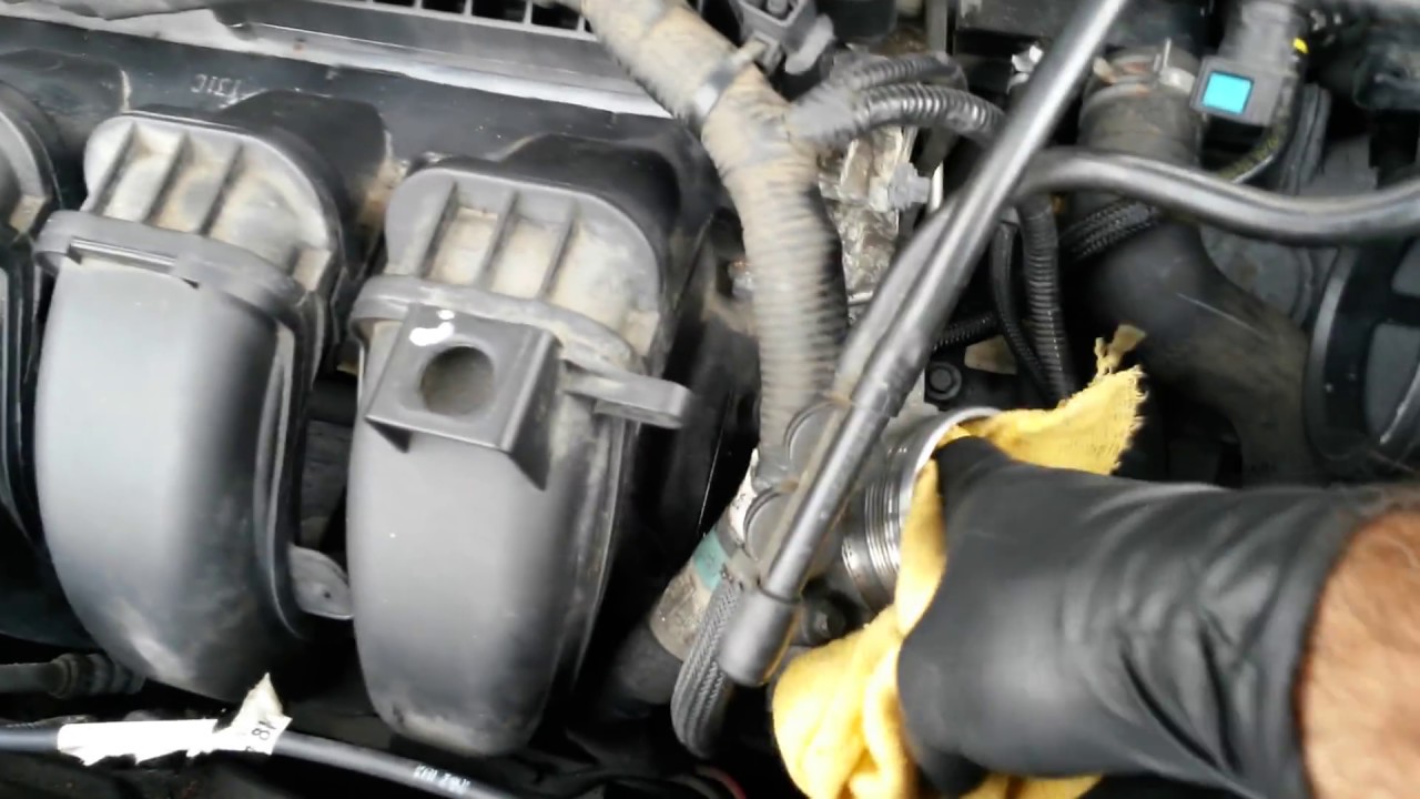 2012 Ford Focus S.E / Cleaning The Throttle Body