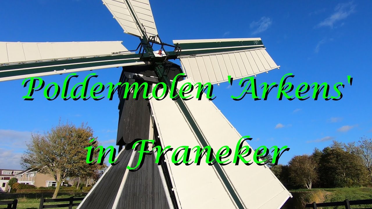 Poldermolen spinnenkop ‘Arkens’ in Franeker op een mooie herfstdag in november 2021