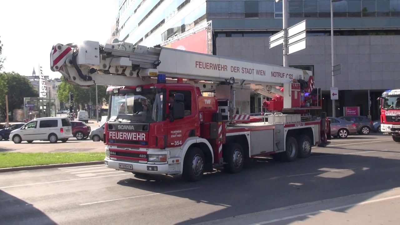 Wohnhaus Nach Explosion eingestürzt Berufsfeuerwehr Wien/Berufsrettung Wien im Einsatz