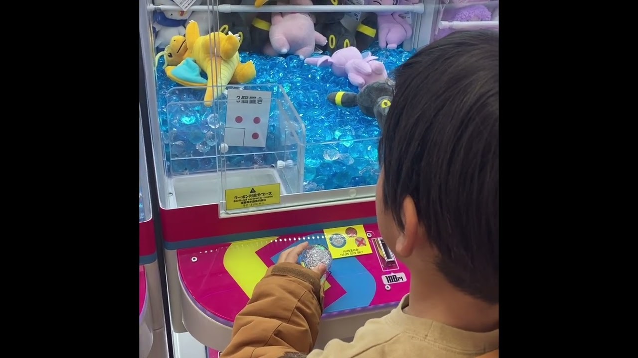 アーケードセンターでクレーンゲームや様々なアーケードに挑戦する少年が3000円使ってようやくGETできたものはわずかだが、youtubeの収益でトントンにはなるから結局タダで遊べた　#クレーンゲーム