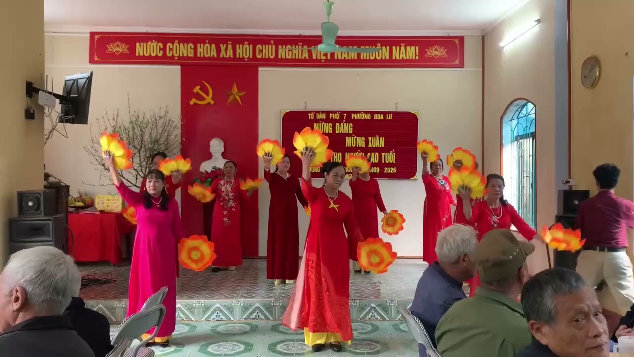 CLB Dân Vũ Hoa Mai Vàng Phố 7 Đông Thành chúc thọ các cụ