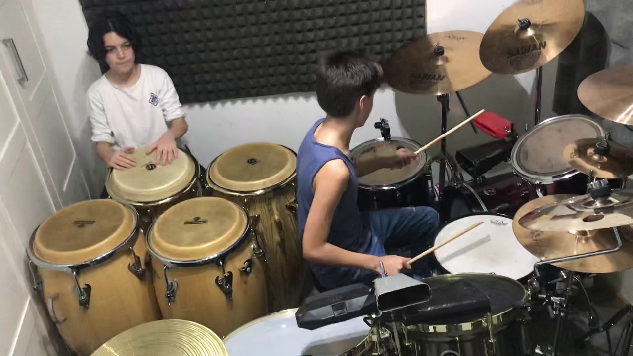 Niños tocando percusion
