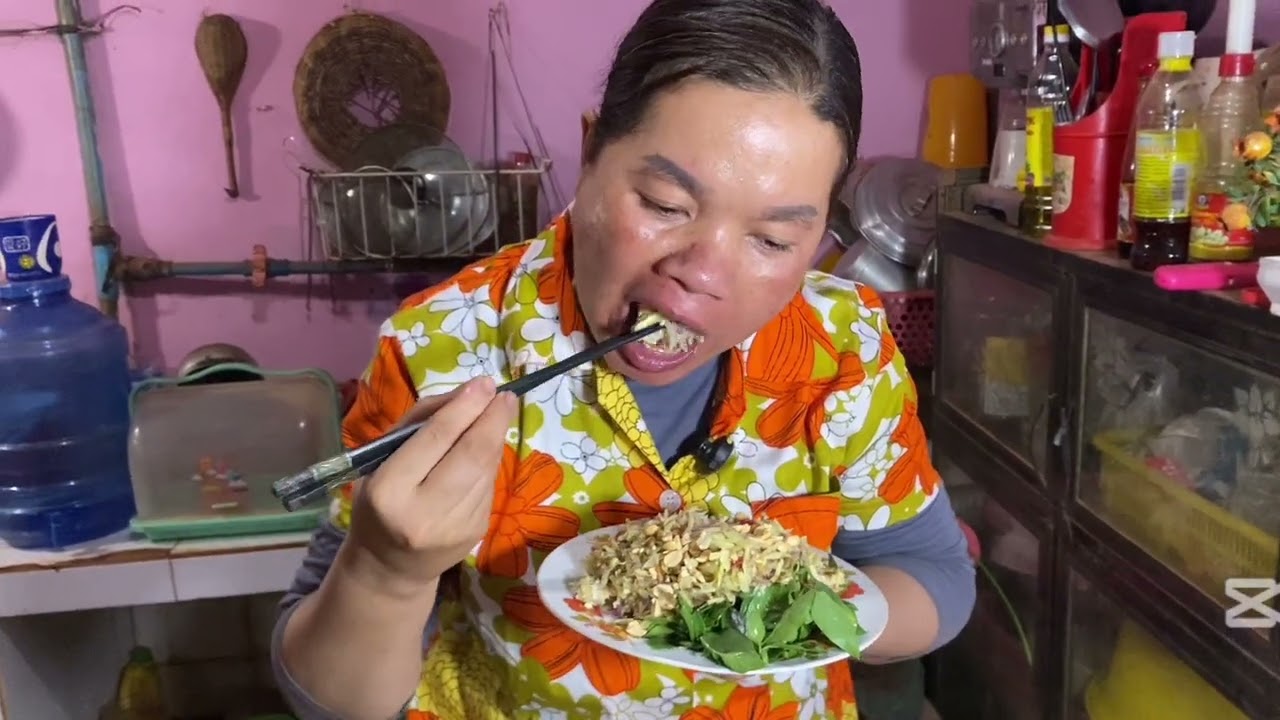 ថ្ងៃនេះប្រពន្ធខ្ញុំបុកត្រីឆ្អើរជាមួយស្វាយ , cambodia cooking village
