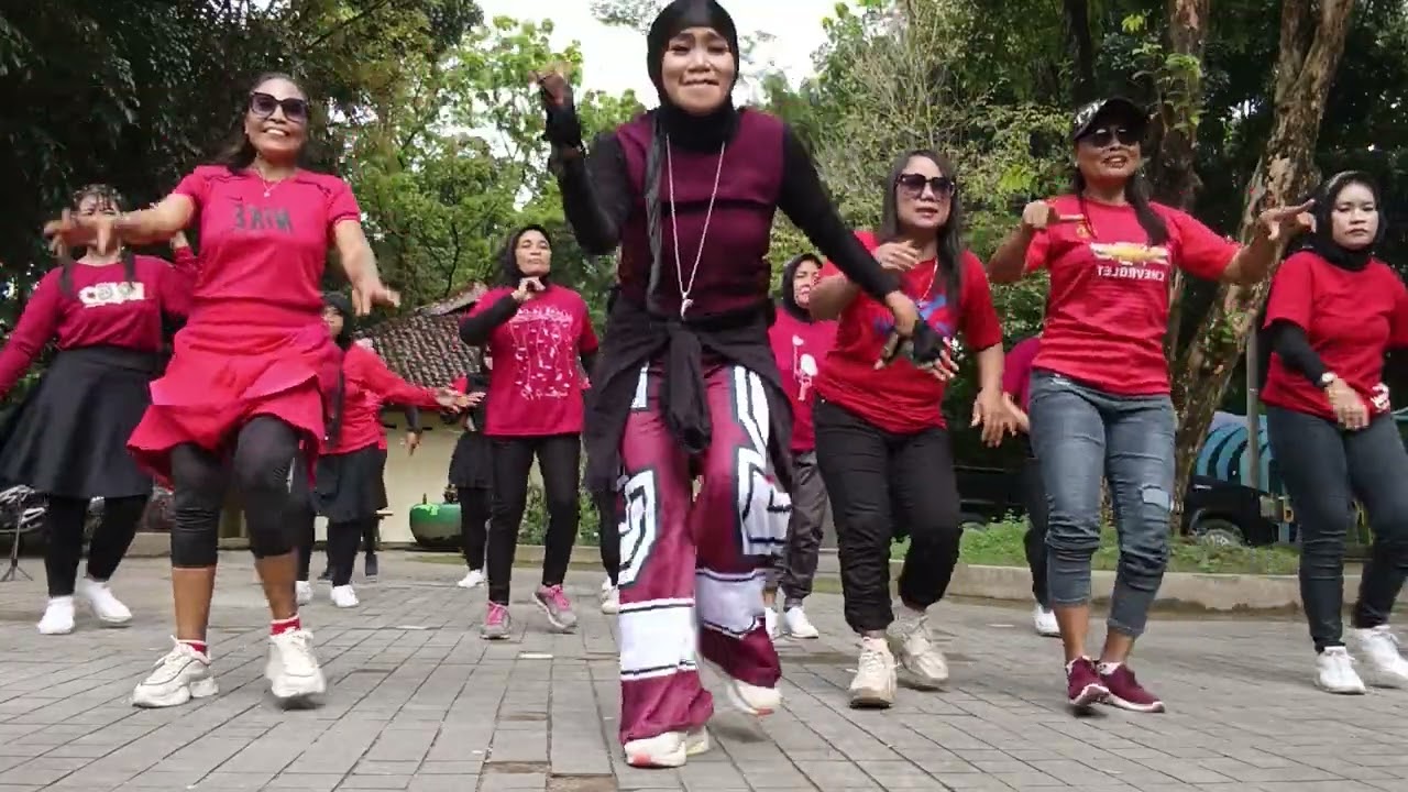Joget dangdut kreasi/dinding pemisah/senam pagi Taman Hutan kota PARE