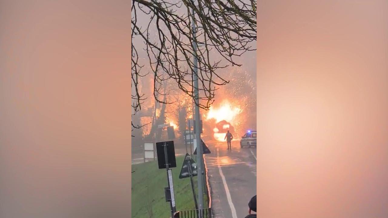 Furgone carico di BOMBOLE D'OSSIGENO prende fuoco ad AREZZO: il momento dell'esplosione