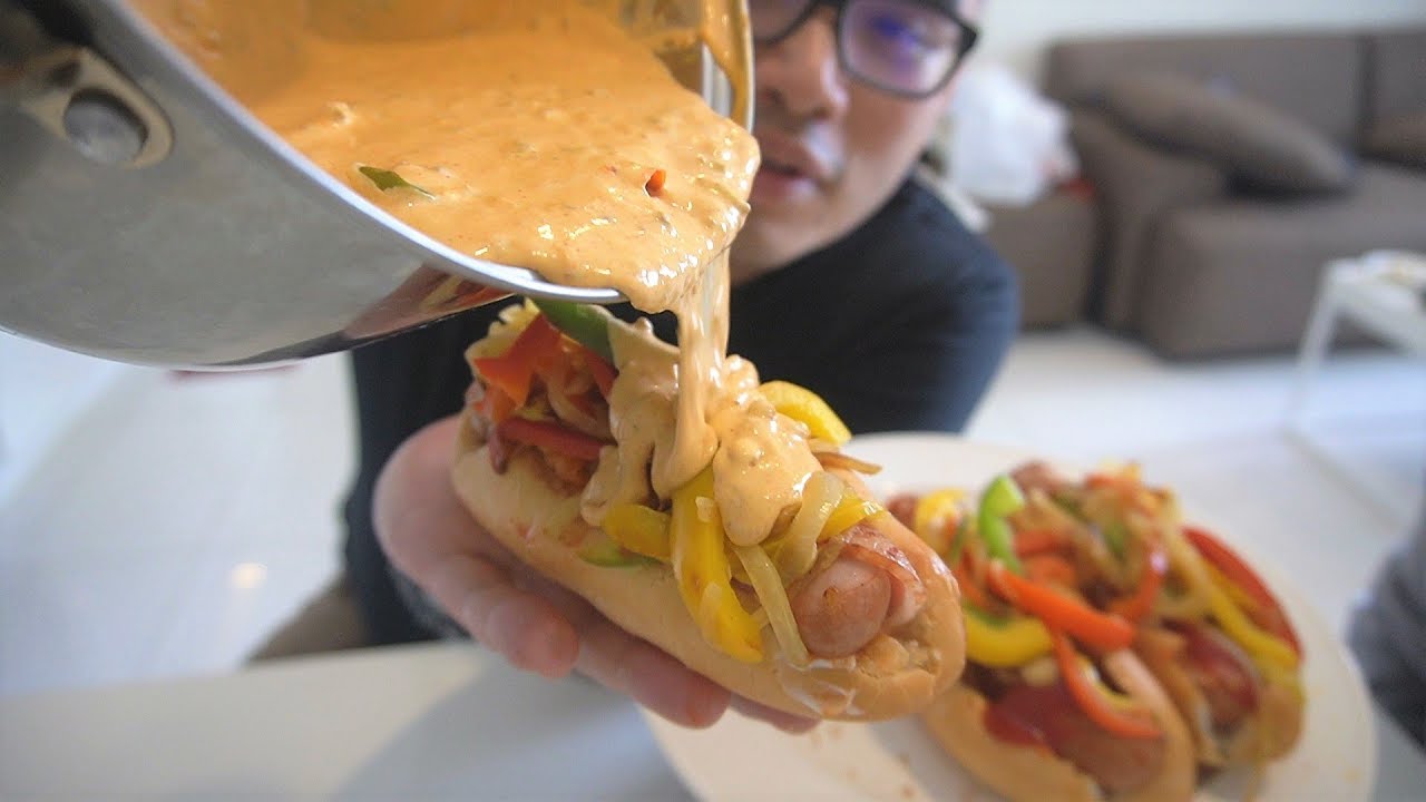 MEXICAN CHILI CHEESE DOGS.