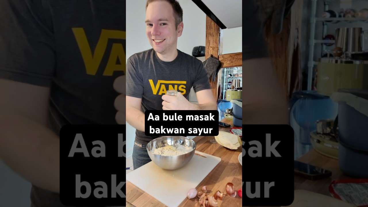 Bule masak bakwan sayur #couplerelationship #cooking #bakwansayur #tiaandmarvin #trending