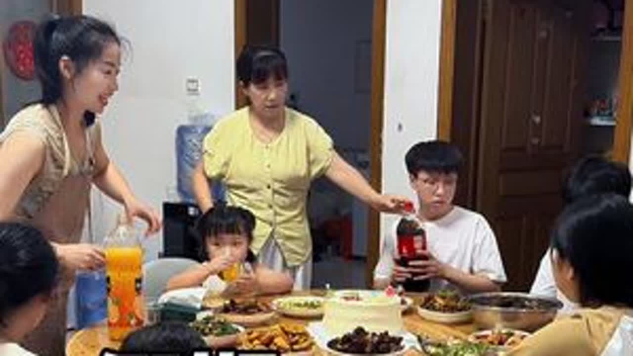 假期爸妈不在家，小姨来投喂🍗🎂#小姨带娃记 #暑假生活 #美食治愈生活 #暑假快乐