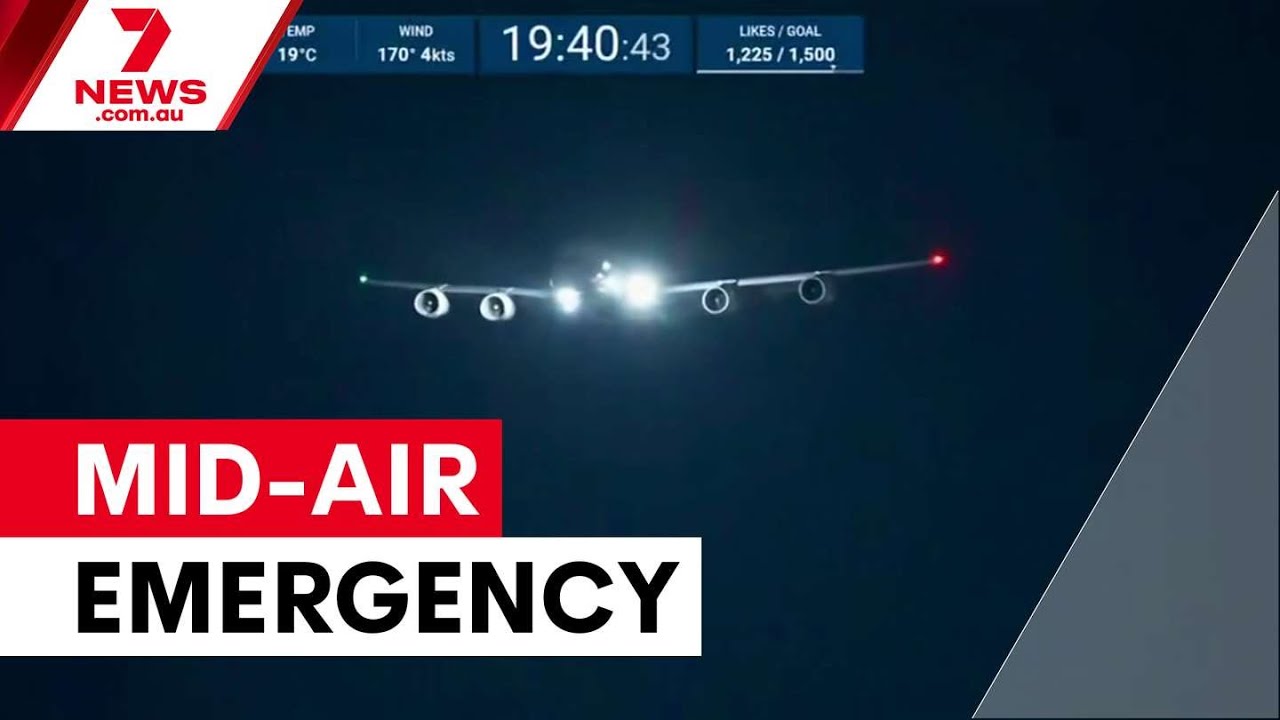 Рейс Qantas вернулся в Сидней после оказания медицинской помощи | 7NEWS