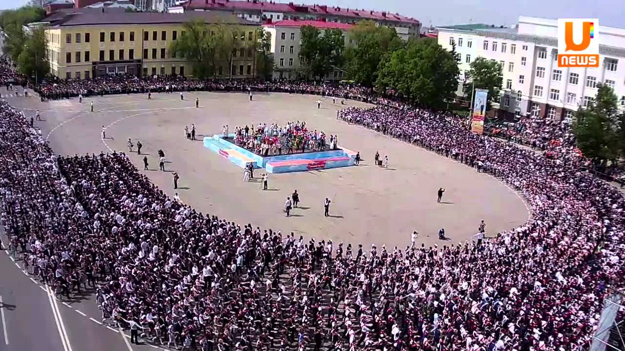 Около 5000 выпускников станцевали большой школьный вальс в центре города