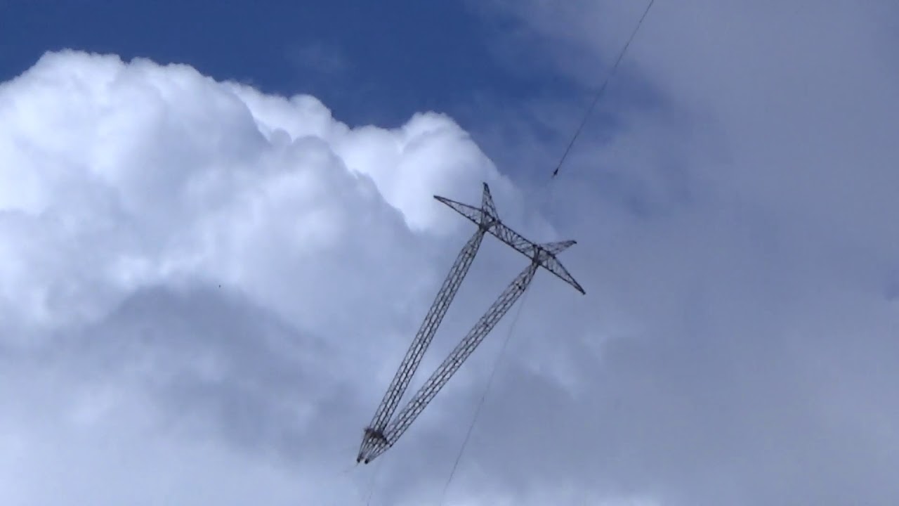 Helicoptero de la AEE movilizando torres de Energia Electrica