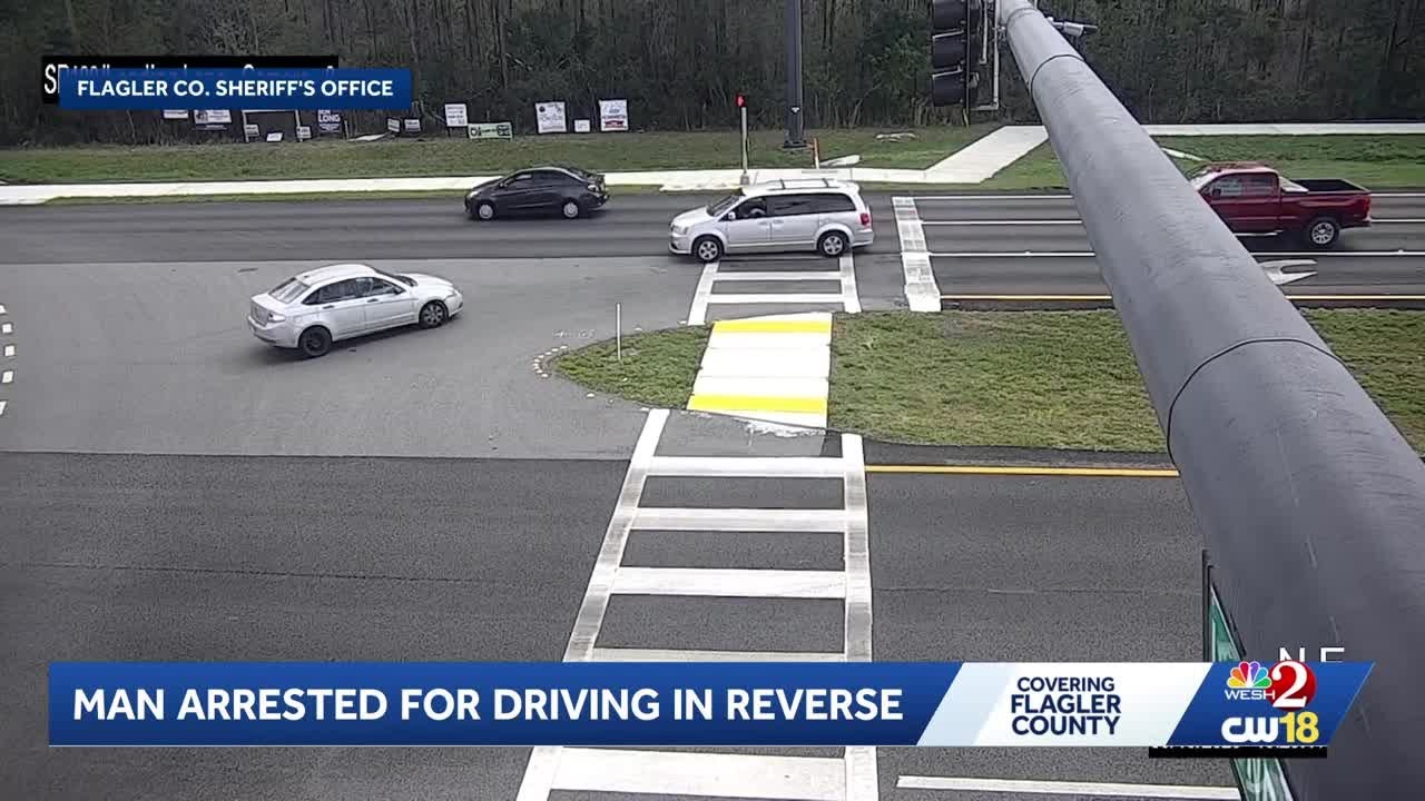 Видео: Мужчина арестован за движение задним ходом по дороге в округе Флаглер.