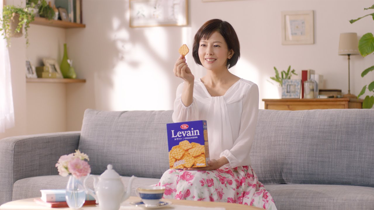 沢口靖子、『リッツ』後継商品のCMではパーティーせず　リビングで一人で…