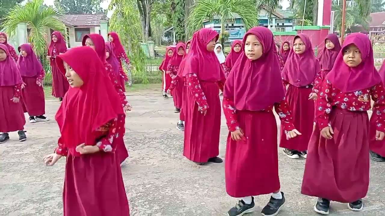 Senam Anak Indonesia Hebat sebelum Pembelajaran di SDN 169/IX Marga