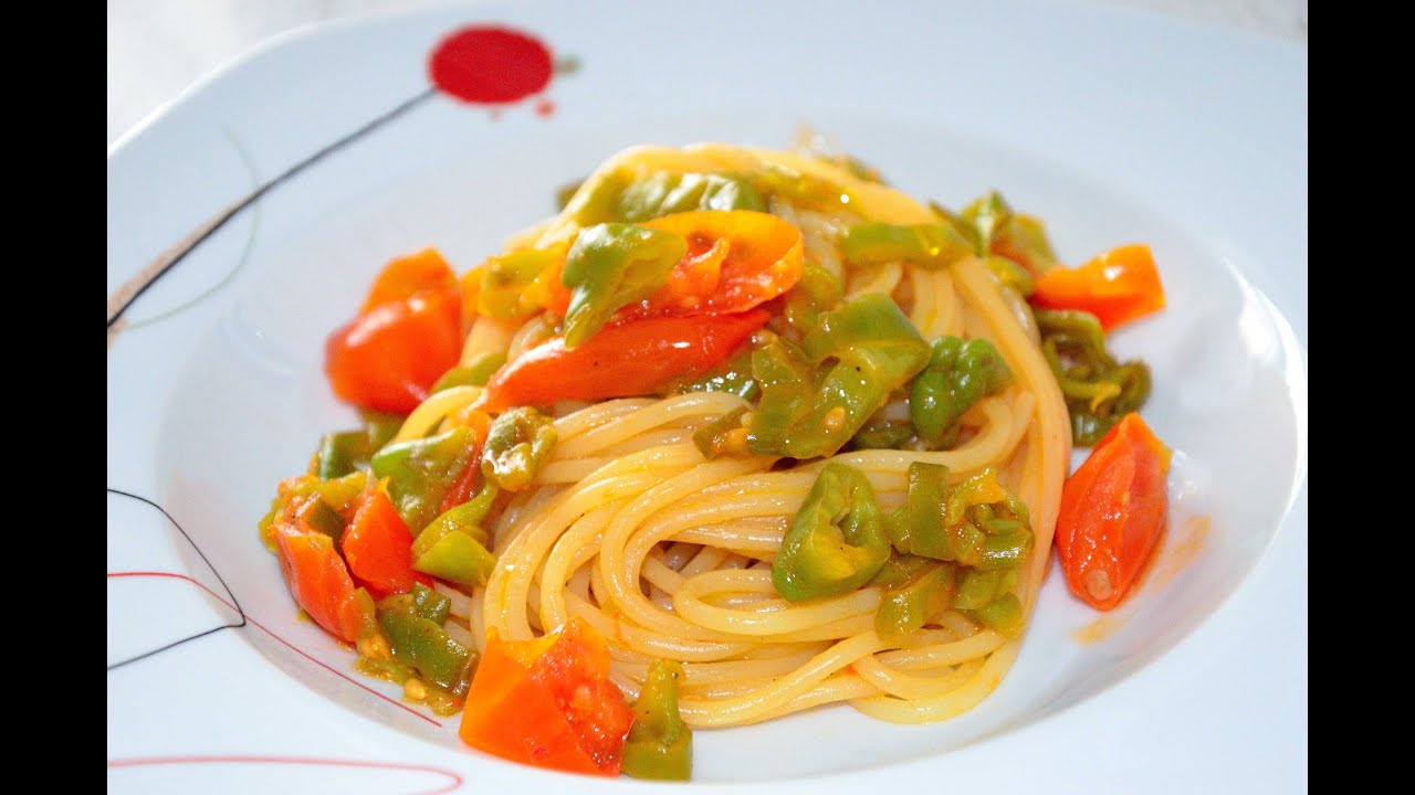 Spaghetti con friggitelli e pomodori ciliegini