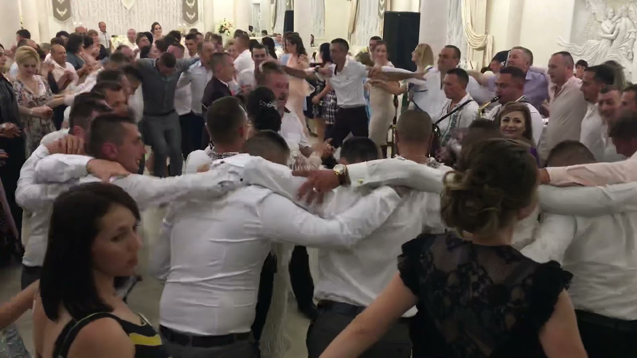Asa se danseaza la Cupca! Formatia Cristal impreuna cu Cristina Ceaus. Bucovina👍🏻