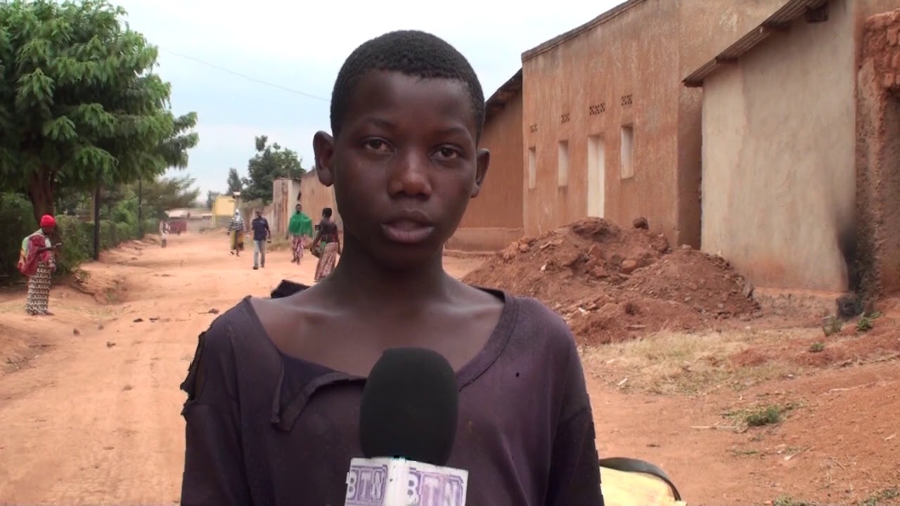 Rweru Abaturage Basimburantwa n'inka Muruzi bavomamo amazi bakoresha