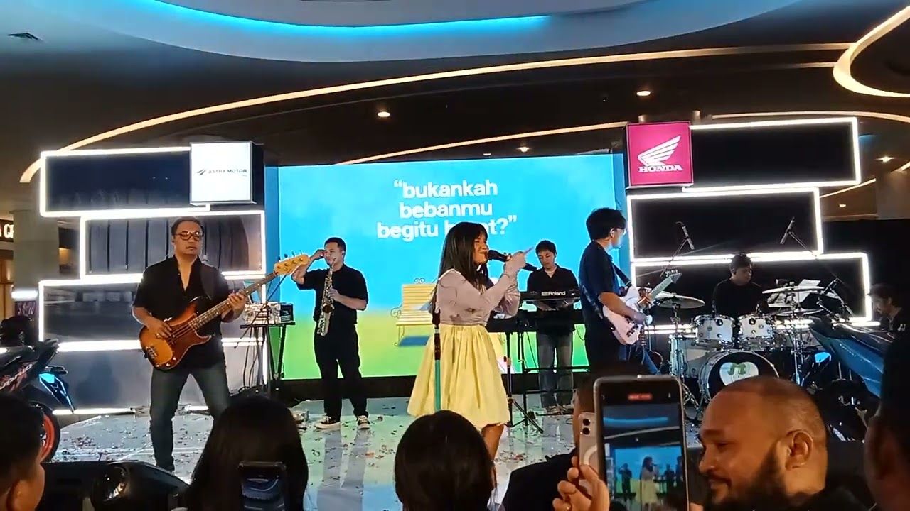 Acara regional launching motor Vario125 menyanyi di center atrium gaia bumi raya city 