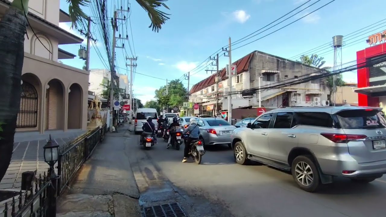 พาเดินเที่ยว ถนนช้างเผือก หลังโรงพยาบาลมหาราช จังหวัดเชียงใหม่