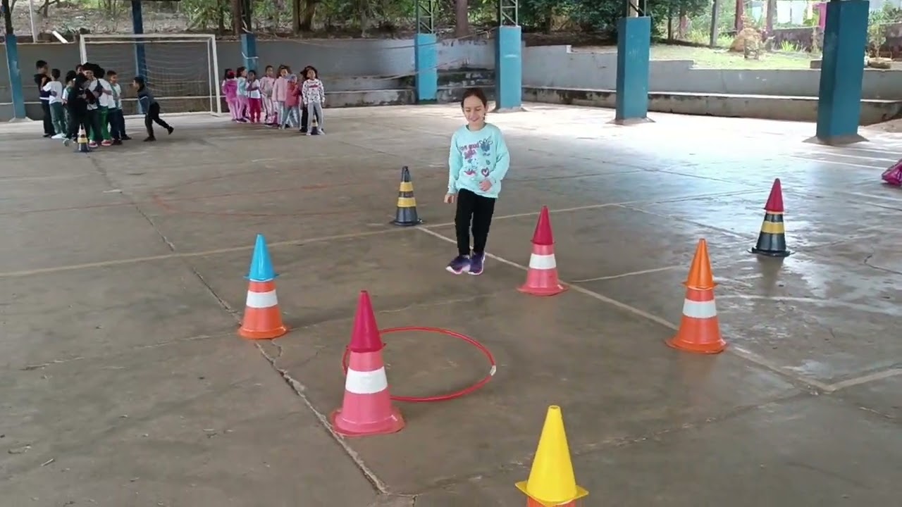 Esporte de precisão: lançar o cone.