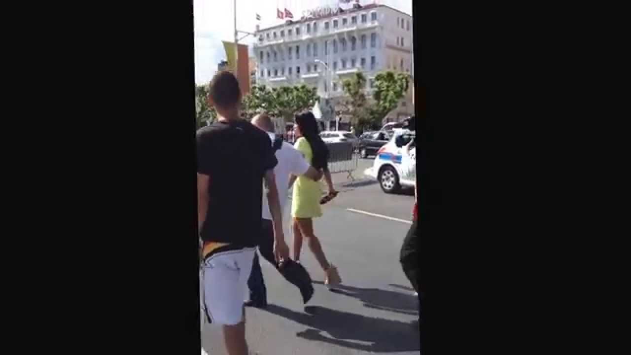 Ayem Nour crois&eacute;e dans la rue &agrave; Cannes