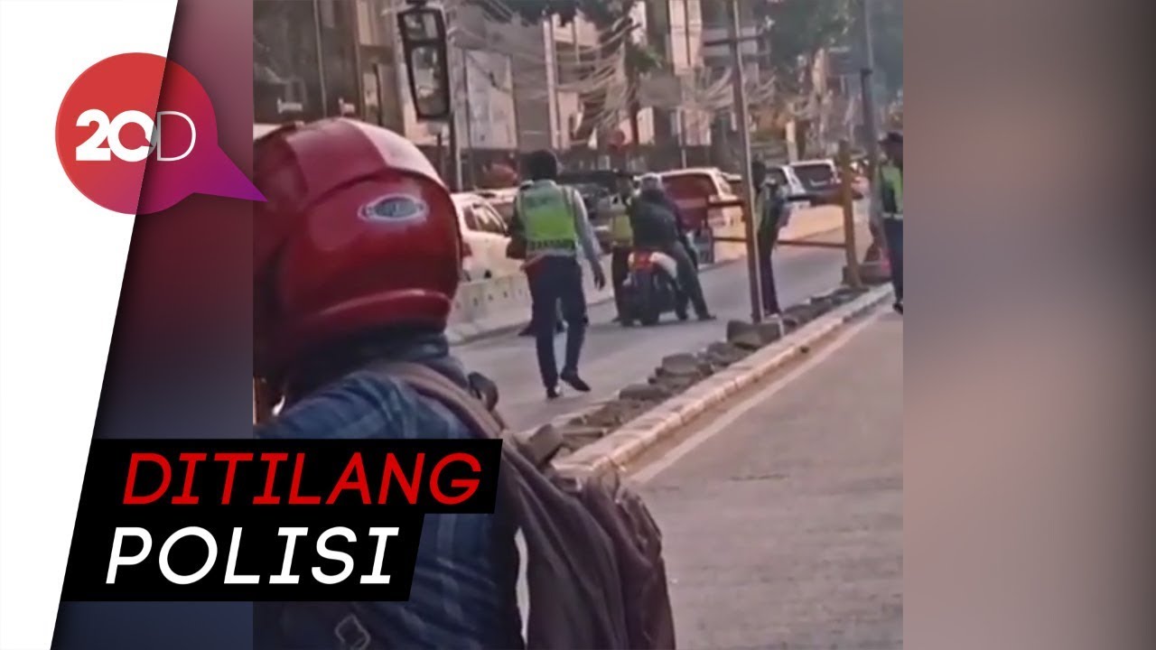 Dilarang Petugas, 2 Pemotor Ngotot Masuk Jalur Busway