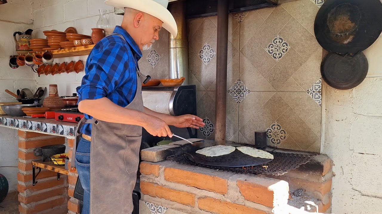 BURRITOS DE CARNE DESHEBRADA CON TORTILLAS DE HARINA RECIEN HECHAS