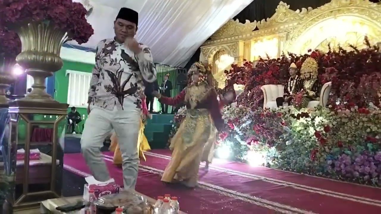 Tari kreasi Zapin beradat penari Sanggar Mutiara Pali, di gedung pesos.
