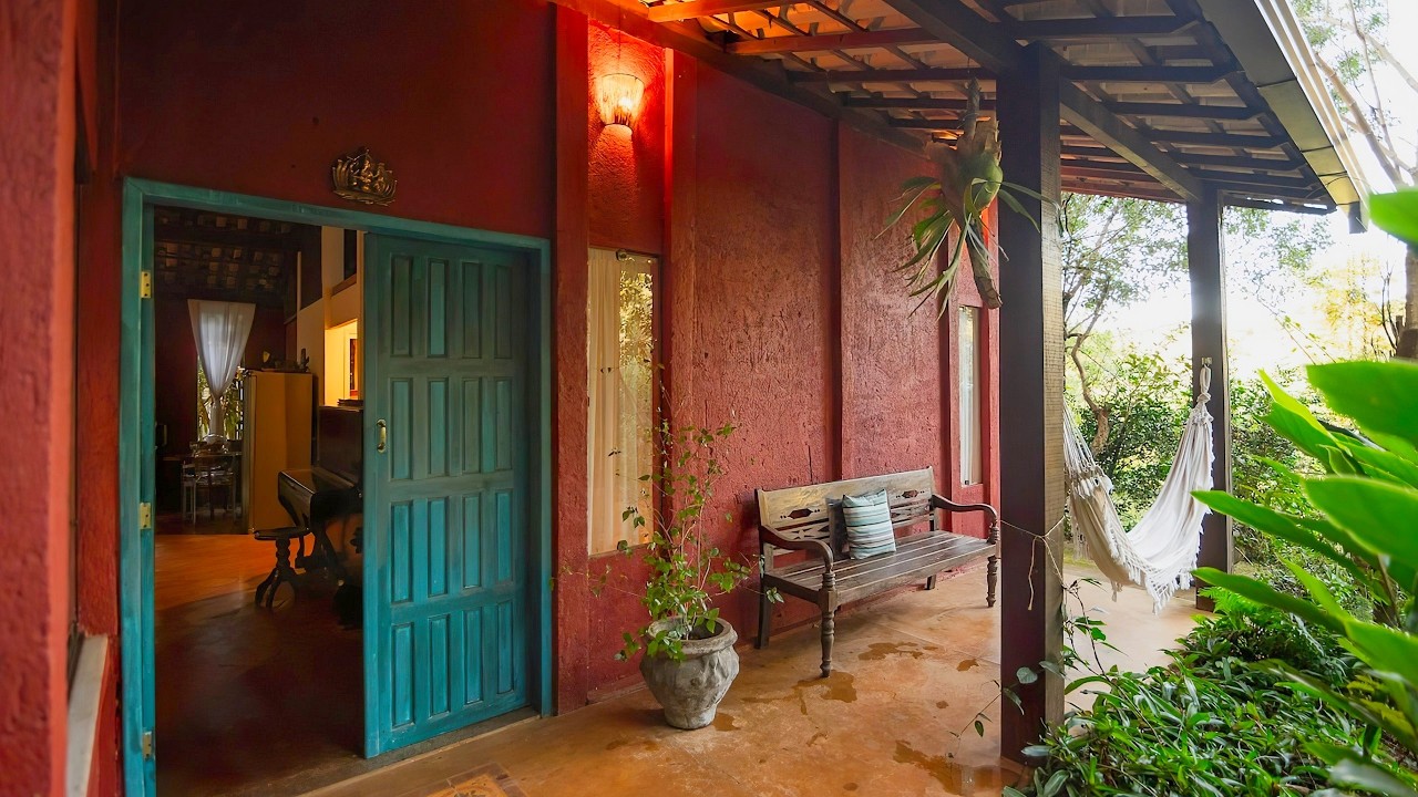 CASA PEQUENA em TERRENO ACLIVE | Rodeada de verde