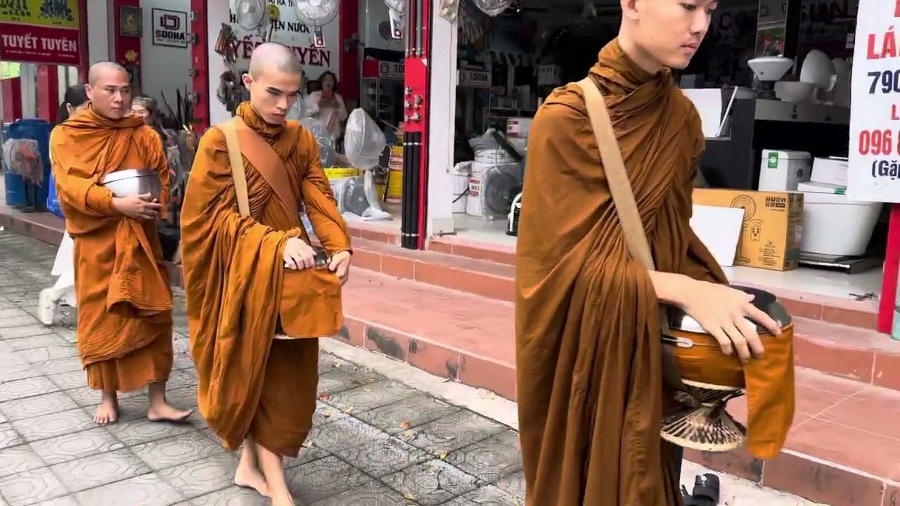 Tăng đoàn đi khất thực tại TP Thái Bình 30/6/2025