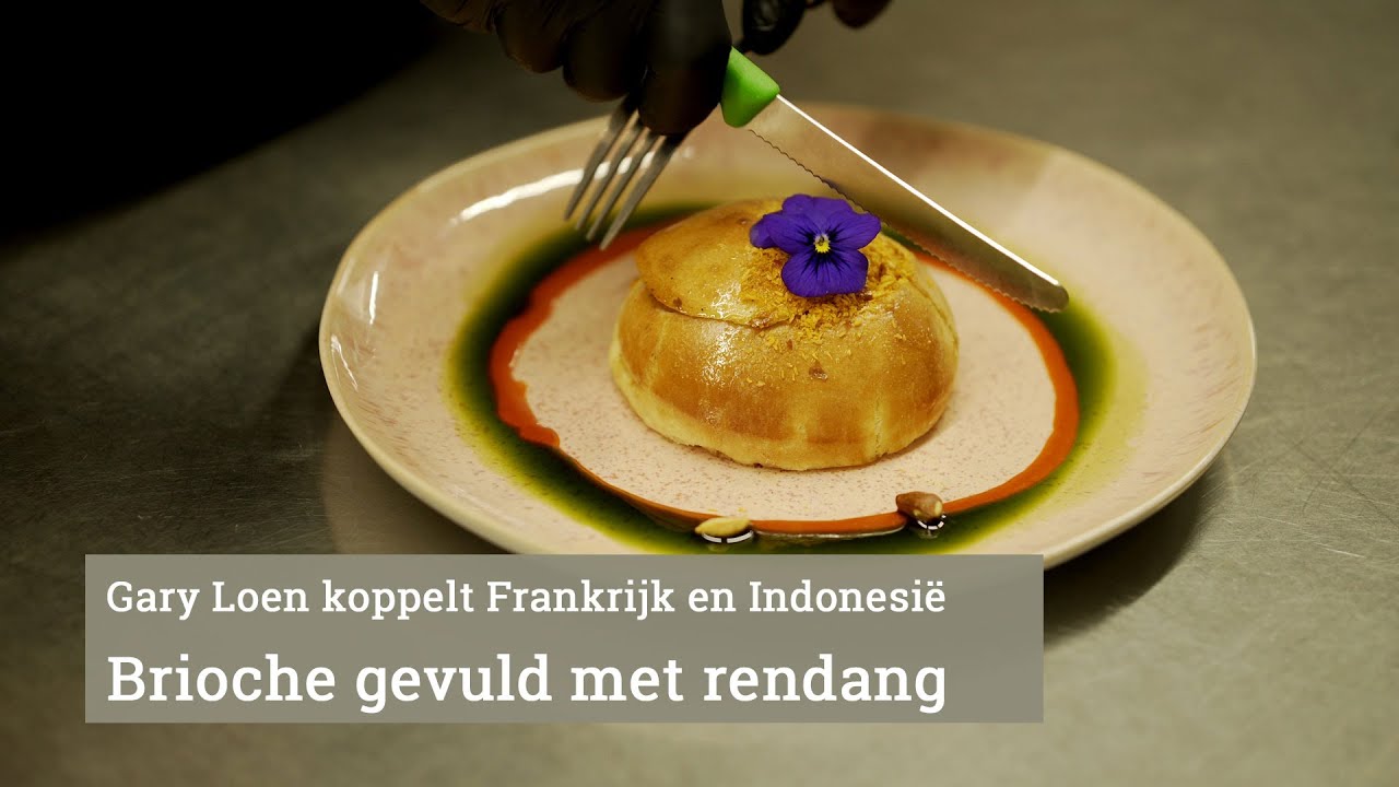 Gary Loen vult een brioche-bol met rendang: een smaakbom.