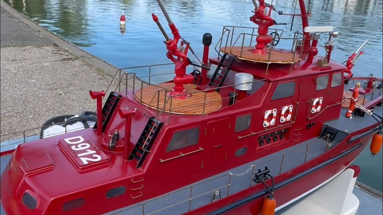 Cool fireboat in action 🤩 RC Feuerloschboot Düsseldorf at spreckles lake, San Francisco 