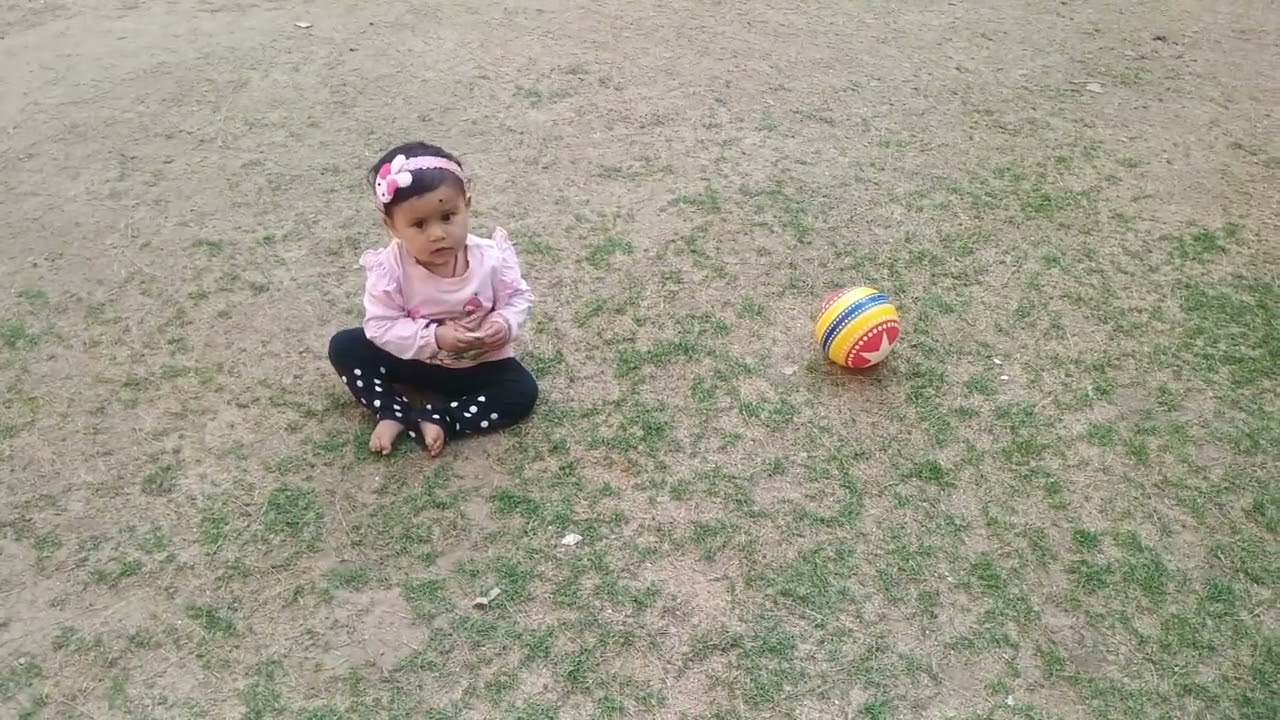 मिनी आई है पार्क घूमने