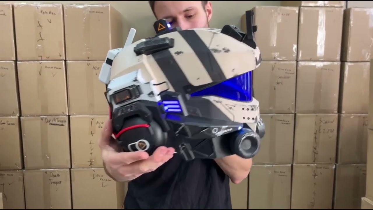 Custom colors of the Titanfall 2 Pulse Blade Pilot helmet by CyberCraft