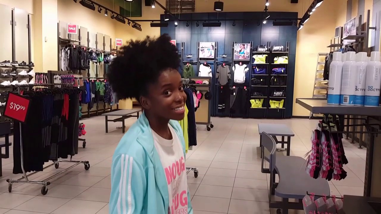 Teshi Thomas /Lady Foot Locker employees
