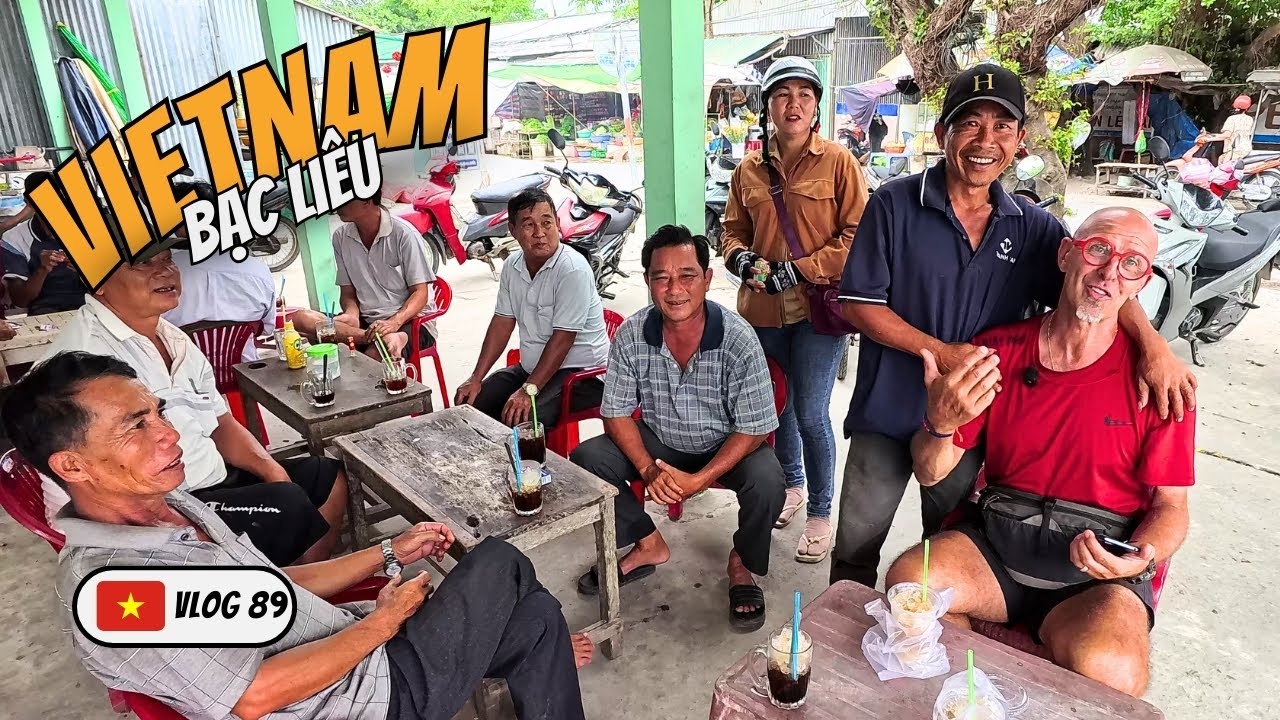 UN CAFÉ, UN BAC, ET UN HÔTEL QUI LAISSE PERPLEXE… - VIETNAM 🇻🇳 VLOG 89
