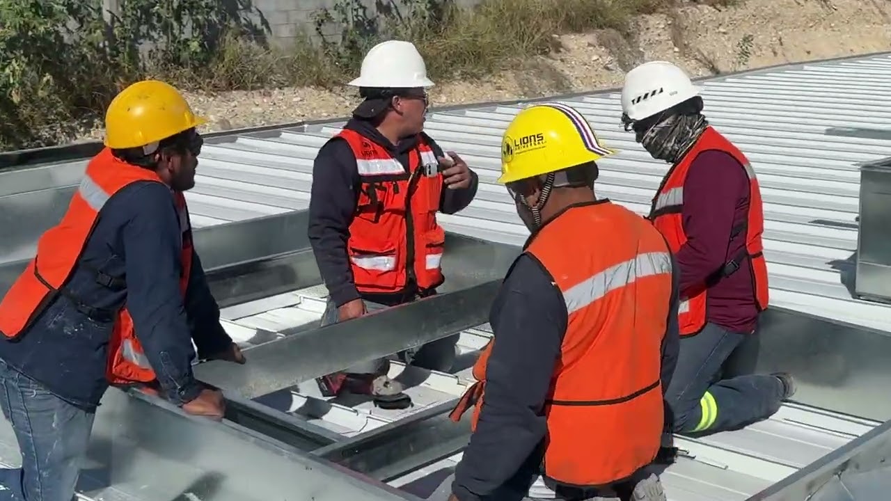 Instalación de roof curv para proyecto tiendas giro comercial 