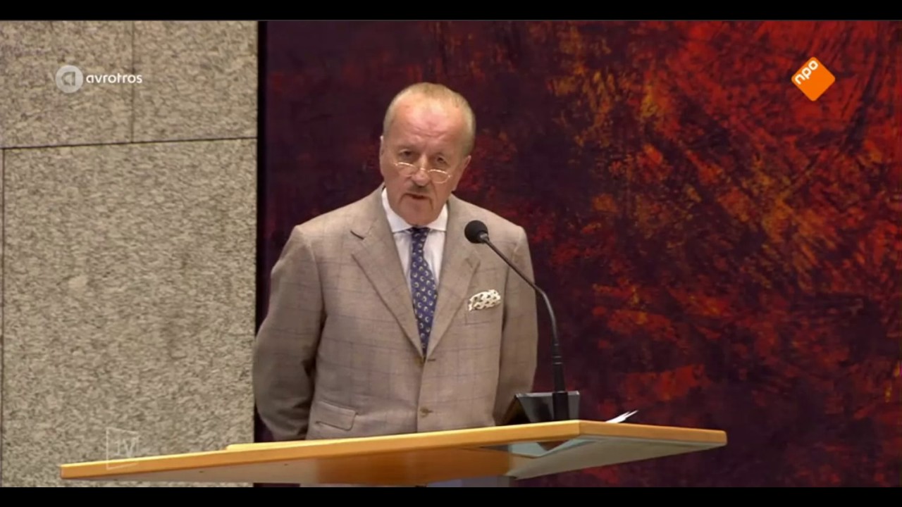 Theo Hiddema voor zijn eerste speech in de Tweede kamer en Arib heeft genoten