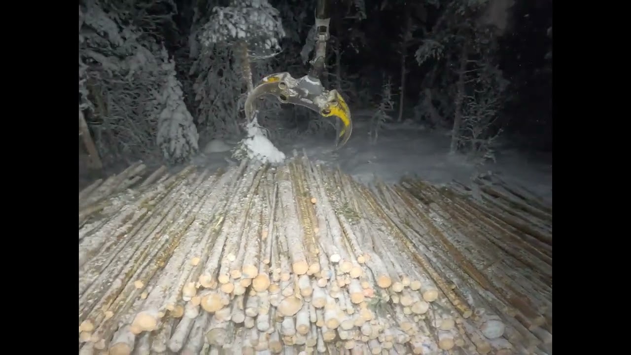 Käsijarrukäännöksellä ahtaassa ympäri ja kuorman teko -30 asteessa