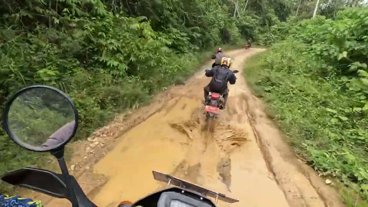 Jalur ke kampung adat mului di bawah kaki gunung lumut