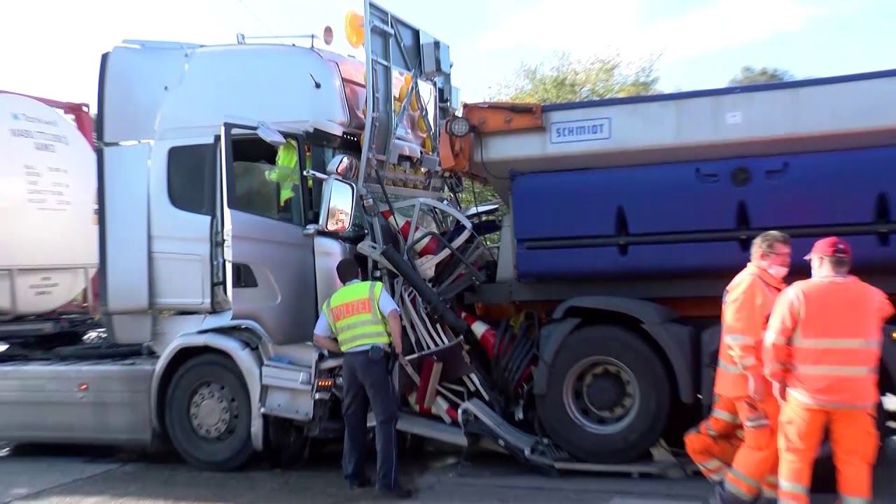 Hockenheim: Sattelzug fährt auf der A6 auf Sicherungsfahrzeug der Autobahnmeisterei