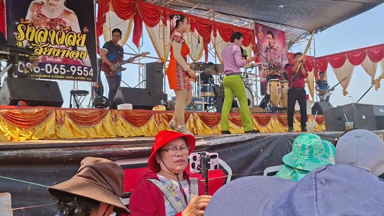 เที่ยวชมการแสดงของหมอลำโชคชัยน้อยดาวเหนือ แสดงที่คำชะโนดอำเภอบ้านดุง ครับผม