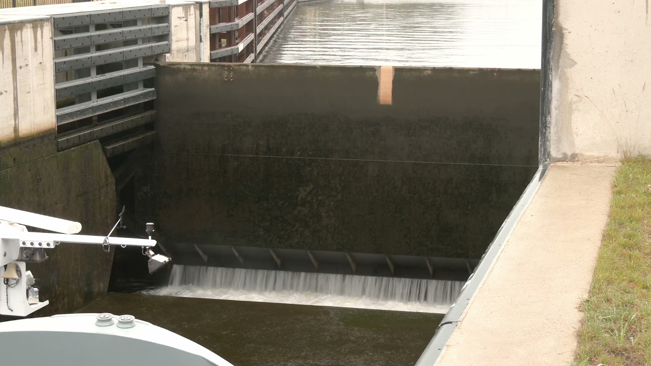 De unieke segmentdeur in werking | Eerste beelden vanuit de nieuwe sluis | Sluis Eefde