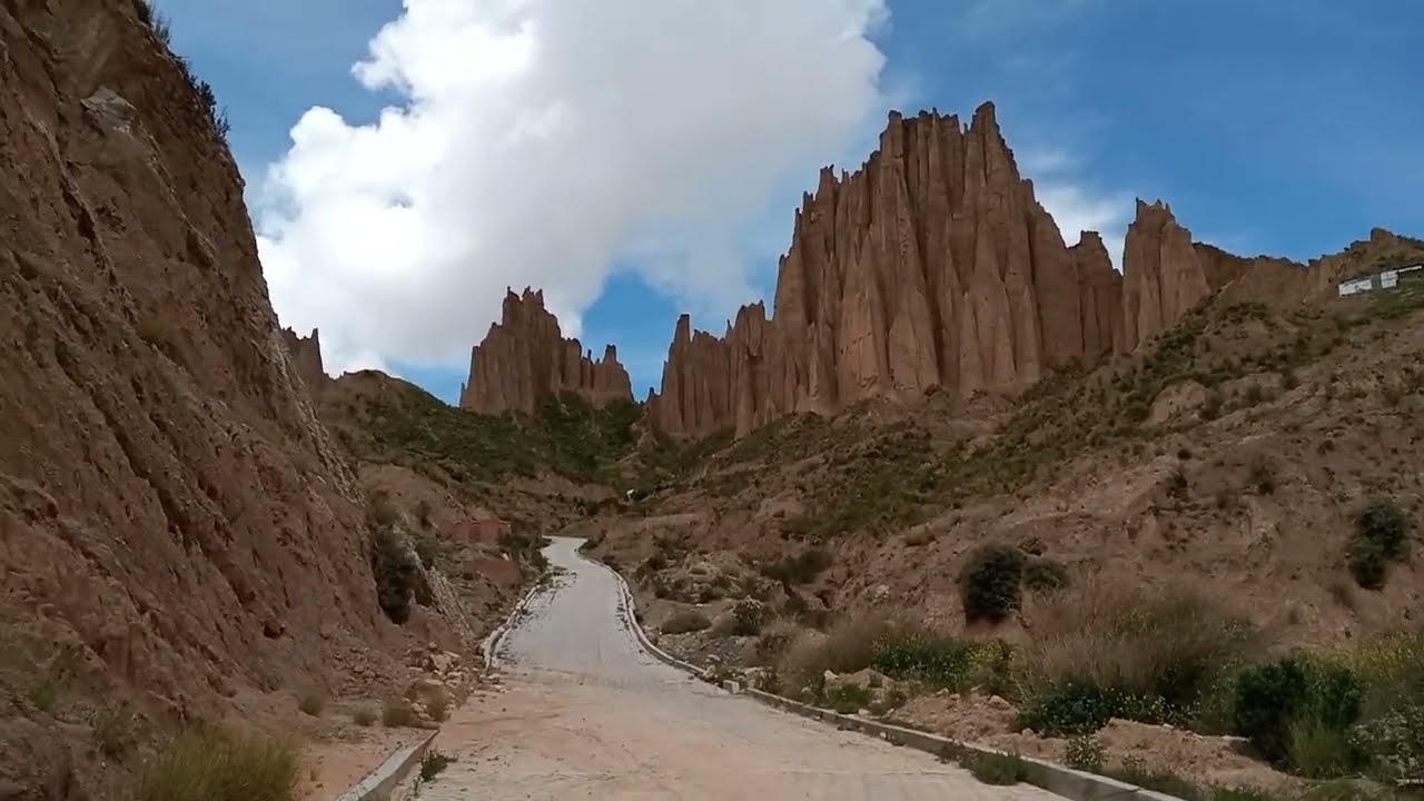 Valle Escondido en La Paz: Cárcavas Arcillosas que Parecen de Otro Planeta 🌄