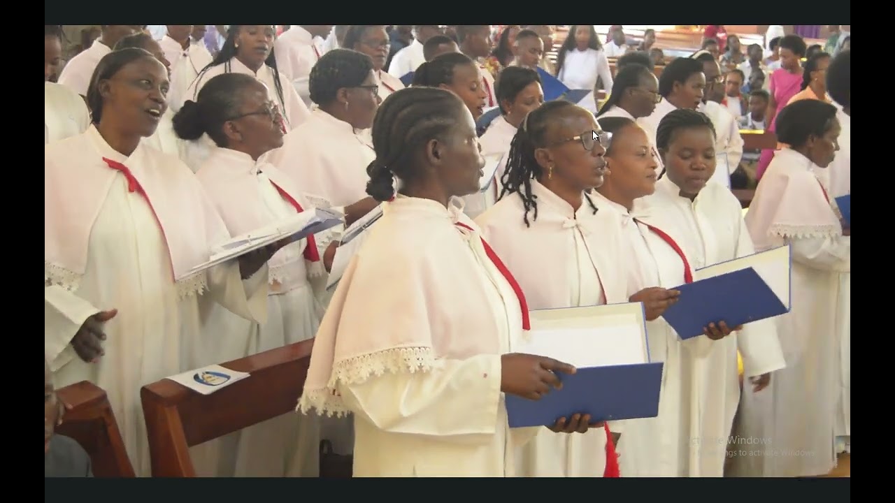 Turagusenga Mwami watwihaye Performed by Chorale Urumuri Rw'abizera