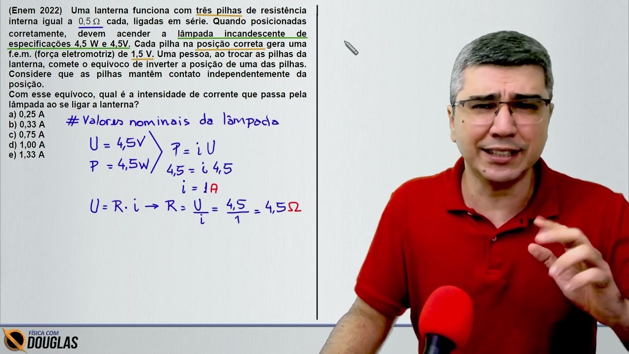 ENEM 2022  Uma lanterna funciona com três pilhas de resistência interna | CURSO DE FÍSICA ONLINE