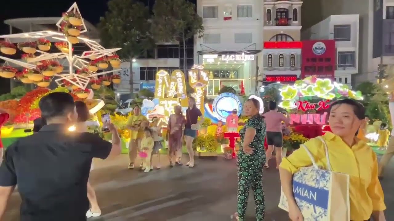 Tây tiến! M.10 Đi Mỹ T … để kiếm Vô Za Kư gầm cầu. Trang Trí Tết ở VN rực rỡ … Hải Ngoại thua xa ! 