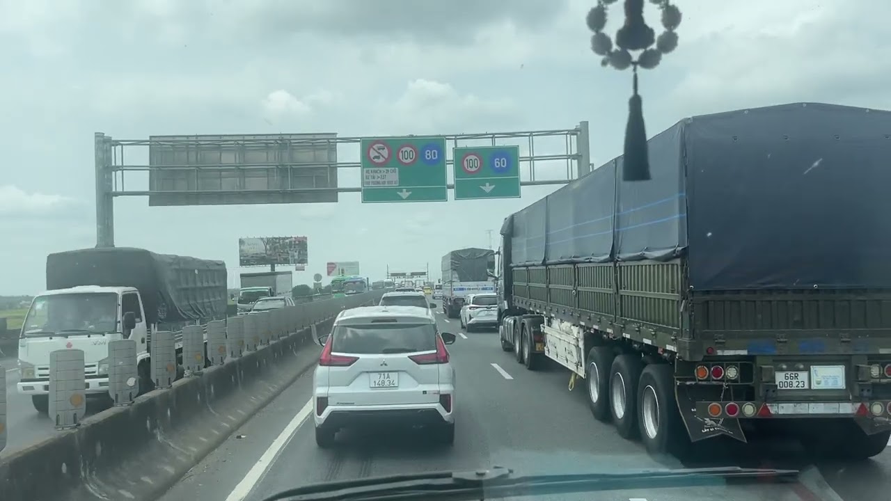 Dòng xe nối đuôi nhau ở cao tốc Sài Gòn