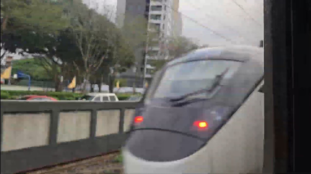 1129次基隆發車開往北湖的銀綠色微笑號EMU900型十輛一編組EMU918區間車，和472次員林發車經由山線開往台東的EMU3000型十二輛編組EMU3043皮蛋豆腐騰雲號藍色帶新城際自強號列車